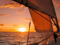 Dem Sonnenuntergang entgegen segeln