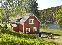 Gemütliches Schwedenhaus auf einem Ufergrundstück