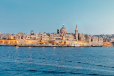 Nächtliche Skyline von Maltas Hauptstadt Valletta